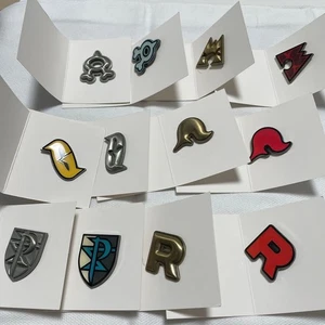 Usado Pokemon Centro Equipos Secretos Villano Pin Insignia Colección 12 Set Completo - Imagen 1 de 14