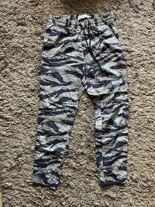 H&M Men’s Camo Trousers 32” Waist 29” Leg Elastcated Waist 4 Pockets Excellent - Picture 1 of 2