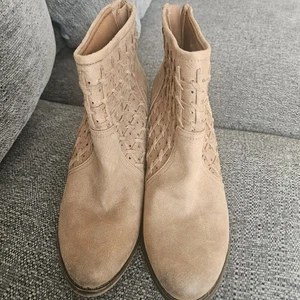 Botines Fergalicious de gamuza sintética para mujer 8,5 marrón almendra punta tacón bloque - Imagen 1 de 12