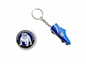 SET 2 CANTERBURY BULLDOGS NRL TEAM HERITAGE LOGO PIN BADGE & RESIN BOOT KEYRING - Bild 1 von 1