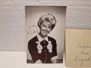 Fotografía autógrafa firmada del día de Doris 1959 - Imagen 1 de 9