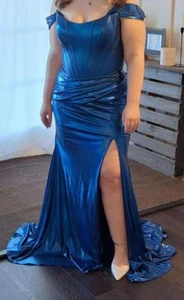 Vestido de graduación Sherri Hill ESTILO #56879 FUERA DEL HOMBRO, PAVO REAL OSCURO (AZUL) TALLA 12 - Imagen 1 de 4