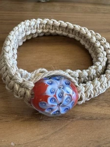 Super DICKE Hanf 17,5" Halskette mit roten Glasperlen, weißen und blauen Blüten - Bild 1 von 6