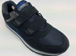 scarpe ginnastica con strappo