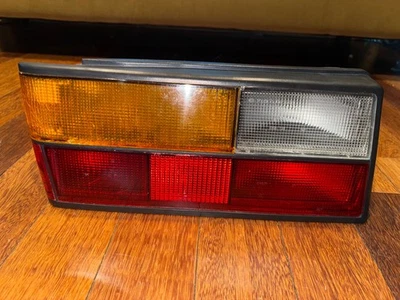Conjunto de luz trasera izquierda clásica Saab 900 todo sedán y convertible  Foto 1 de 4