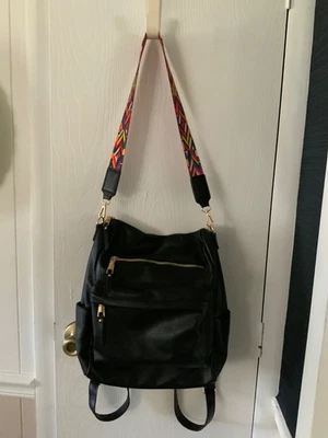 Mochila de cuero vegano negra, cartera, bolsa de pañales, con correa de guitarra de color brillante Foto 1 de 4