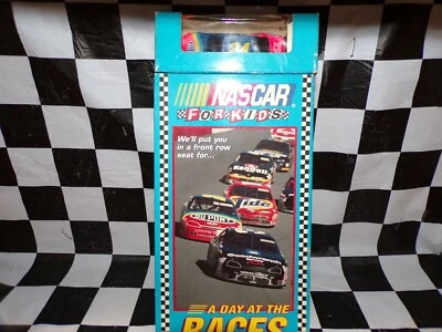 Jeff Gordon #24 NASCAR Per Bambini Nastro VHS Con Auto In Scala 1:64 - Immagine 1 di 4