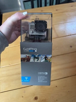 Cámara de acción GoPro HERO3 plateada con accesorios funcionando. Foto 1 de 2