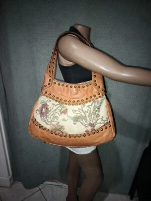 Bloomingdales Grande Cuero Marrón y Bordado Floral, Acentos Tachonados. Foto 1 de 4