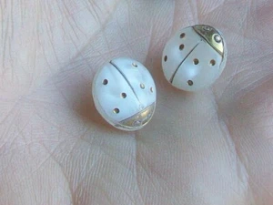 2 Vintage Marienkäfer Knöpfe, Resin?, transparent weiß "Perle" mit Goldmarkierungen - Bild 1 von 5