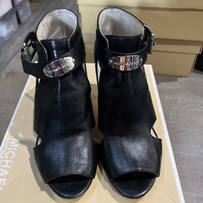 Botín Michael Kors para mujer de cuero negro con placa MK talla 7M Foto 1 de 4