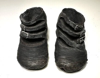 "Par de figuras de zapatos de bebé con hebilla de punto clave vintage negro carbón decoración de bebé de 4""" Foto 1 de 4