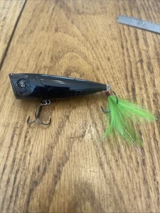 "Hogan Squad Top enchufe de agua Popper negro con boca Chartreuse pluma de 2,75""" - Imagen 1 de 4