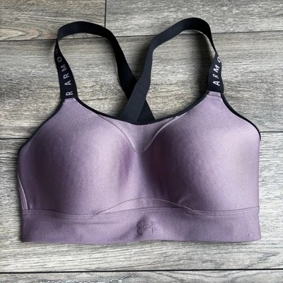 Sujetador deportivo Under Armour de alto impacto púrpura lavanda negro como mediano Foto 1 de 4