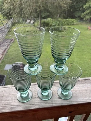 Juego de 5 copas de vidrio verde con tallo acanalado Libbey Sirrus jugo de vino pesadas Foto 1 de 4