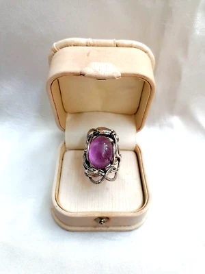 SPETTACOLARE ANELLO CON GRANDE AMETISTA CABOCHON E ARGENTO PEZZO UNICO. - Immagine 1 di 4