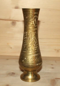 Vaso vintage fatto a mano in ottone con incisione floreale - Foto 1 di 12