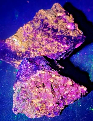 Dos cristales fluorescentes de calcita de la mina Cook en Suecia 407 g Foto 1 de 4