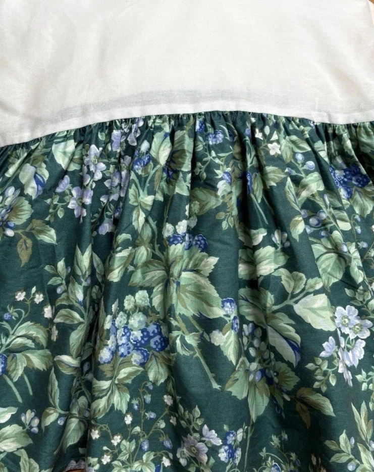 FALDA DE CAMA LAURA ASHLEY BRAMBLE BERRY FLORAL AZUL/VERDE/BLANCO TAMAÑO KING 14 GOTAS Foto 1 de 3