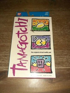 Bandai Tamagotchi 1997 mascota virtual blanca y rosa ¡en paquete! ¡RARO!!!¡! - Imagen 1 de 12
