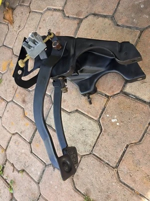 Conjunto de pedal de freno de embrague manual Ford Mustang 1979-1993 5 velocidades T-5 OEM Foto 1 de 4