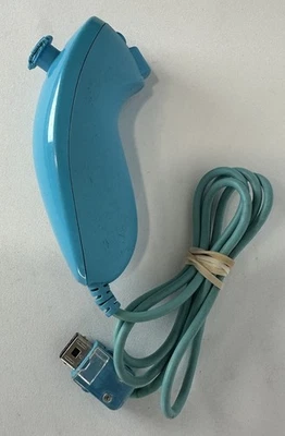 NINTENDO WII LIGHT BLUE NUNCHUK CONTROLLER OEM RVL-004 *TESTATO E FUNZIONANTE* - Immagine 1 di 3