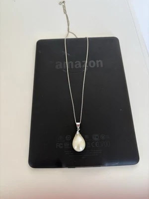 Large Pearl Drop Pendant and 18 Ins Chain - Image 1 of 2