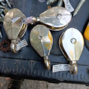 Single Pulleys Swivel Single Pulley Zinc Plated 1 1/4"  110LB RATED - Picture 1 of 1