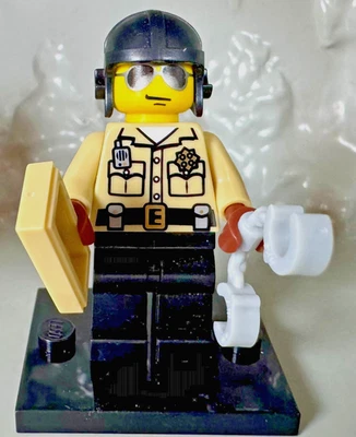 LEGO (8684) CMF Series 2 Traffic Cop Minifigure col02-1 Complete w/Accessories - Image 1 of 4