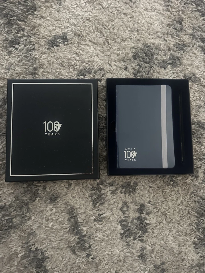 Juego de diario y bolígrafo Delta Air Lines Centennial Foto 1 de 2