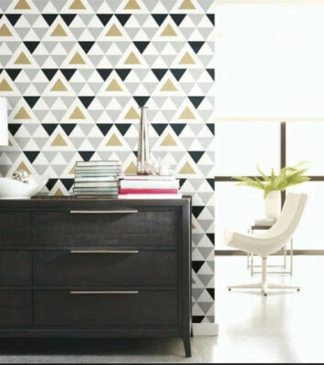 Papel tapiz RoomMates pelar y pegar triángulos geométricos metálicos dorados RMK9055WP Foto 1 de 4