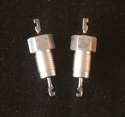 1202-005 2000pf 700v 25A Condensador de paso resina sellado Pi filtro Cantidad2 (C13B1) Foto 1 de 4