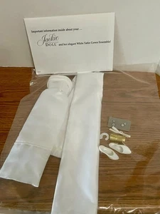 Neu ohne Karton Jackie Puppe Indien Staatsbesuch weißes Satinkleid Ensemble mit Echtheitszertifikat, passt 15 Zoll - Bild 1 von 2