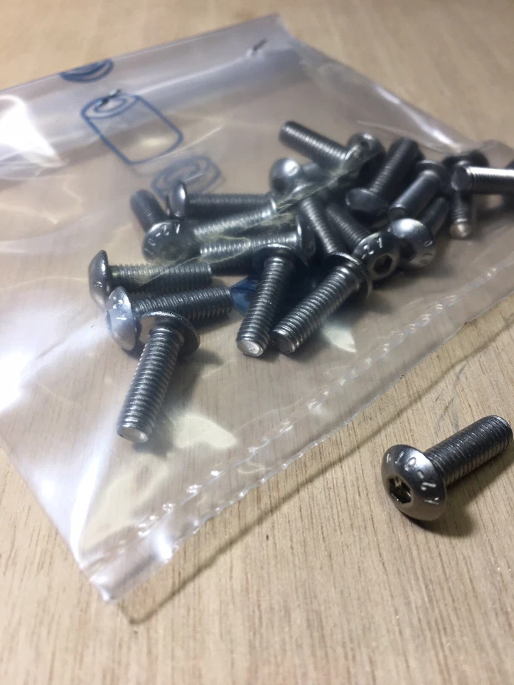 VITE ACCIAIO INOX A2 M5x16 TESTA CILINDRICA BOMBATA IMPRONTA ESAGONALE 3mm 20PZ. - Immagine 1 di 1
