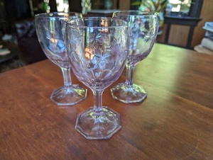 DREI Vintage RADSCHLIFF AMETHYST WASSERKELCHE STIEL, 6 1/2" hoch, EAPG oder MCM - Bild 1 von 14