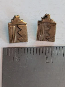 Dos pasadores de solapa de latón con hoja de arce estilizados de colección - Imagen 1 de 1