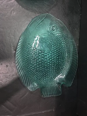 Plato para servir ARCOROC grande de vidrio verde azulado en forma de pescado Francia vintage Foto 1 de 4