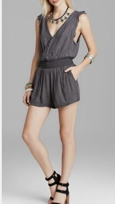 Free People 柔软 Surplice 连身裤 木炭 尺寸 M — 第 1/4 张图片