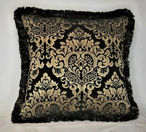Almohada decorativa con flecos de chenilla bordada moderna negra y dorada - Imagen 1 de 15