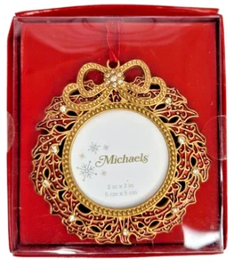 Corona in metallo con gioielli con foto natalizie MICHAEL'S ORNAMENTO NUOVA in scatola aperta - Foto 1 di 4