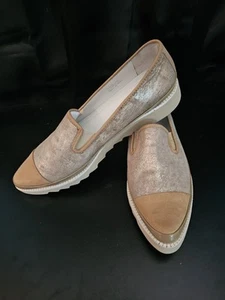 Donald J. Pliner Women’s Gold Slip On Flats Shoes Patent Accent Size 10 - Picture 1 of 4