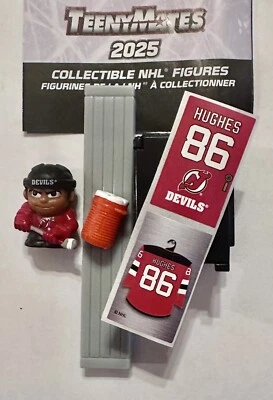 2025 NHL Teenymates Jack Hughes New Jersey Devils con armario, banco, etiqueta, Gatorade Foto 1 de 2