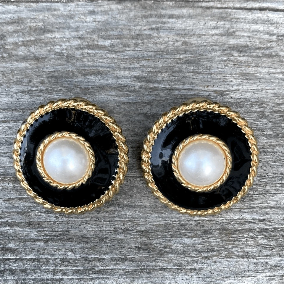 Vintage Anne Klien Gold w/Black Enamel Faux Pearl Circle Post Earrings. EUC! - Изображение 1 из 3