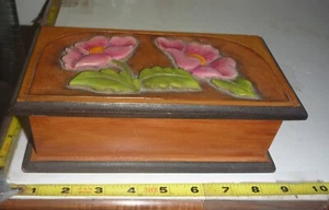 Baratija/caja de joyería floral de madera hecha a mano de colección - con bisagras ~ 8x4x3" arte popular madera - Imagen 1 de 10