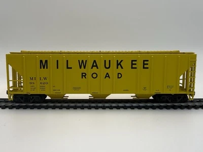 HO Athearn Milwaukee Road 3-Bay Covered Hopper MILW 98620 – Kadee Couplers - Image 1 of 4