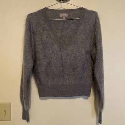 Suéter J Crew peludo 100% cashmere gola V cinza pequeno novo sem etiquetas - Imagem 1 de 4