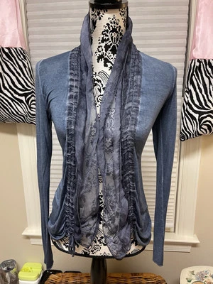 ¡¡OFERTA!!   Cárdigan italiano, inusuales líneas de tela transparente en la parte delantera y formas cuello alto  Foto 1 de 4