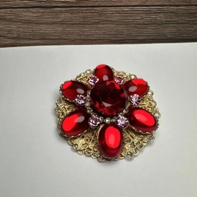 Broche prendedor redondo tono dorado diseño flor estrás rojo Foto 1 de 4