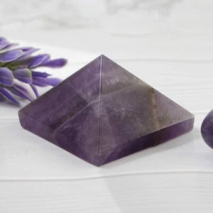 Pirámide de piedra curativa y cristalina pirámide de amatista natural - Imagen 1 de 5