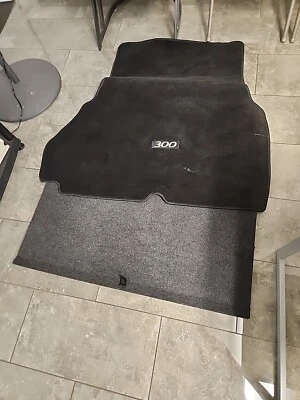 2 piezas 11-23 CHRYSLER 300 MALETERO TRASERO CARGA REPUESTO CUBIERTA PISO ALFOMBRA REVESTIMIENTO ALFOMBRILLA OEM Foto 1 de 4